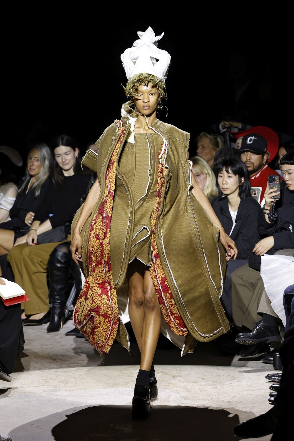 Comme des Garçons fusiona lo regio y lo vulgar para SS27