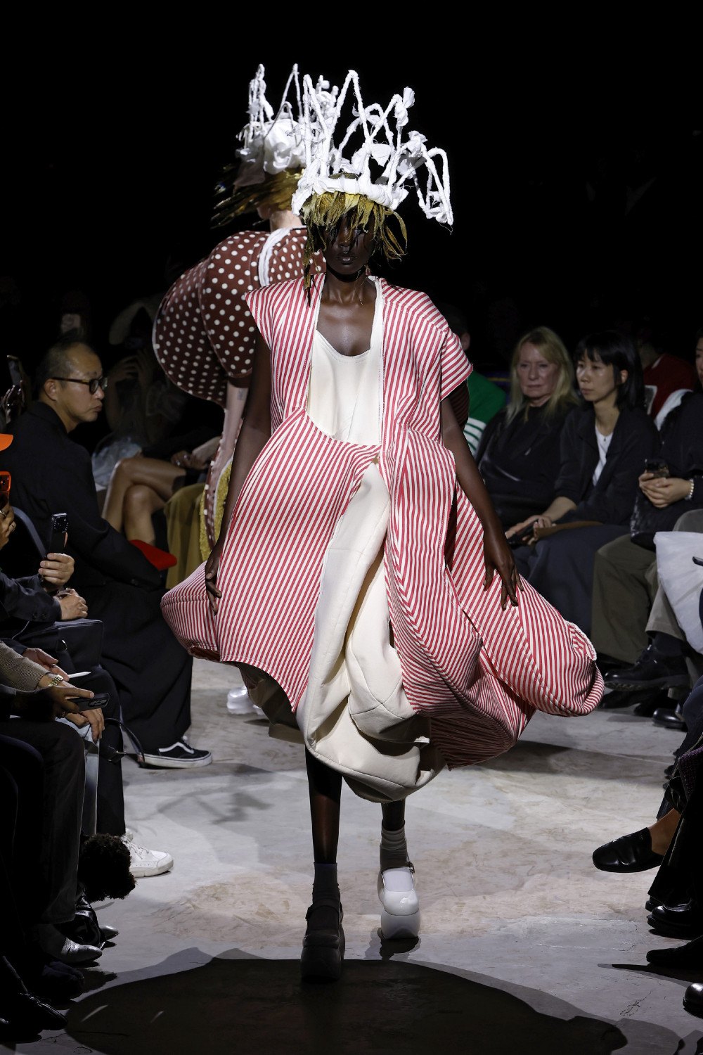 Comme des Garçons fusiona lo regio y lo vulgar para SS27