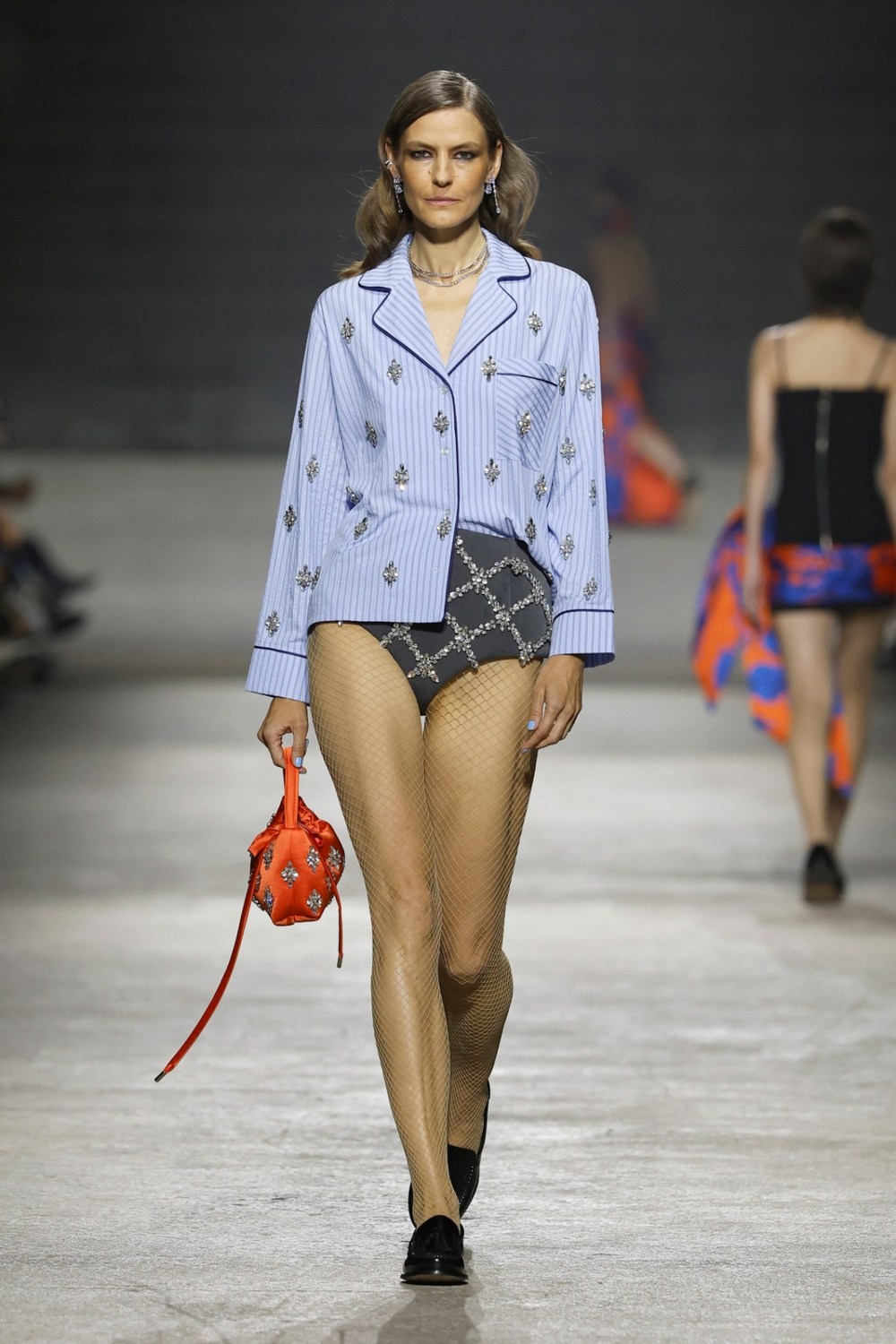 Compte Spain en 080 BCN Fashion viste la belleza con flores