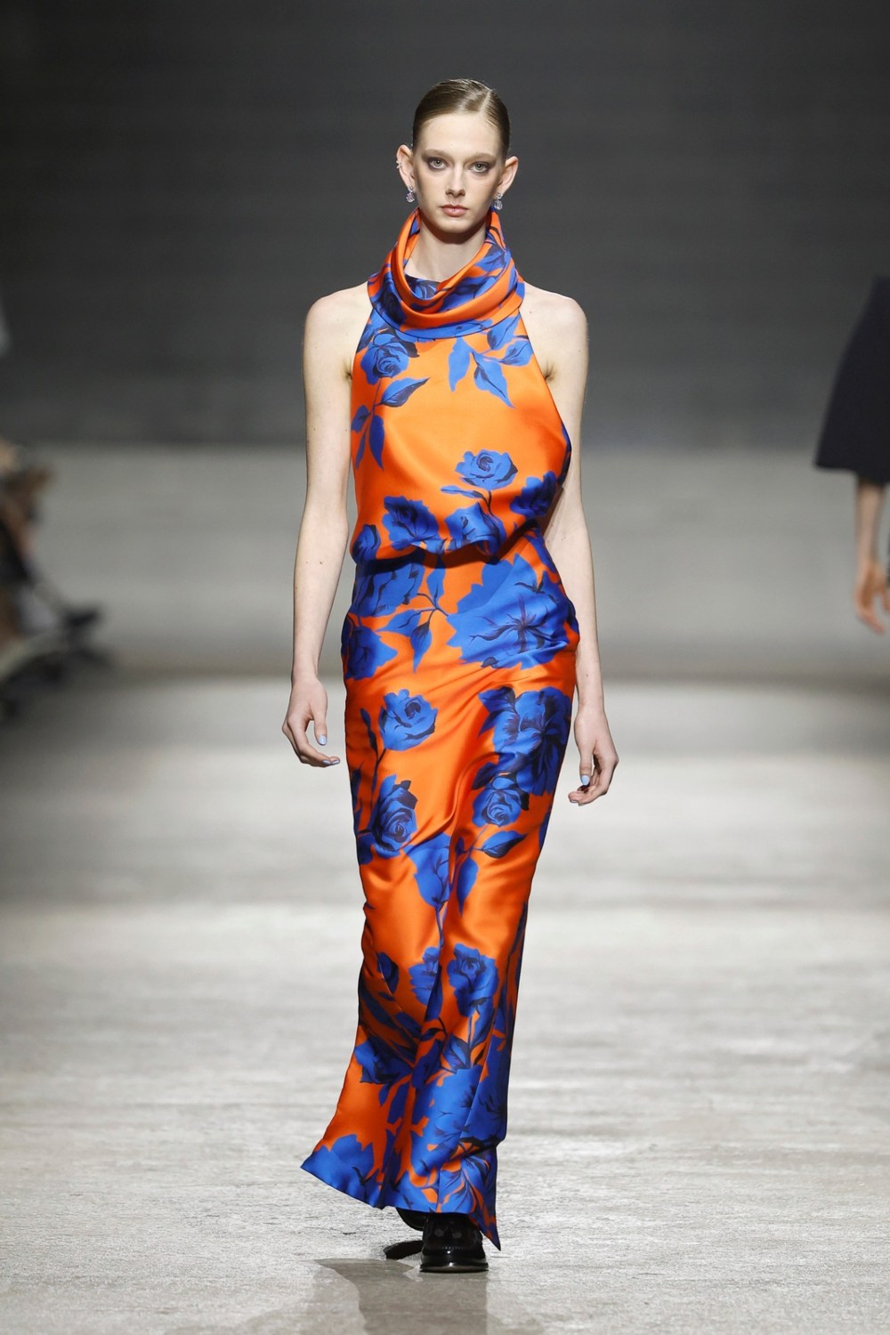 Compte Spain en 080 BCN Fashion viste la belleza con flores