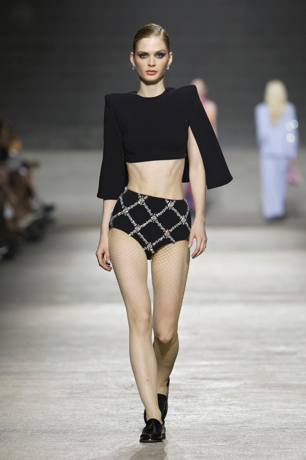 Compte Spain en 080 BCN Fashion viste la belleza con flores