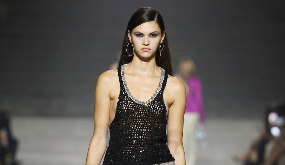 Compte Spain en 080 BCN Fashion viste la belleza con flores