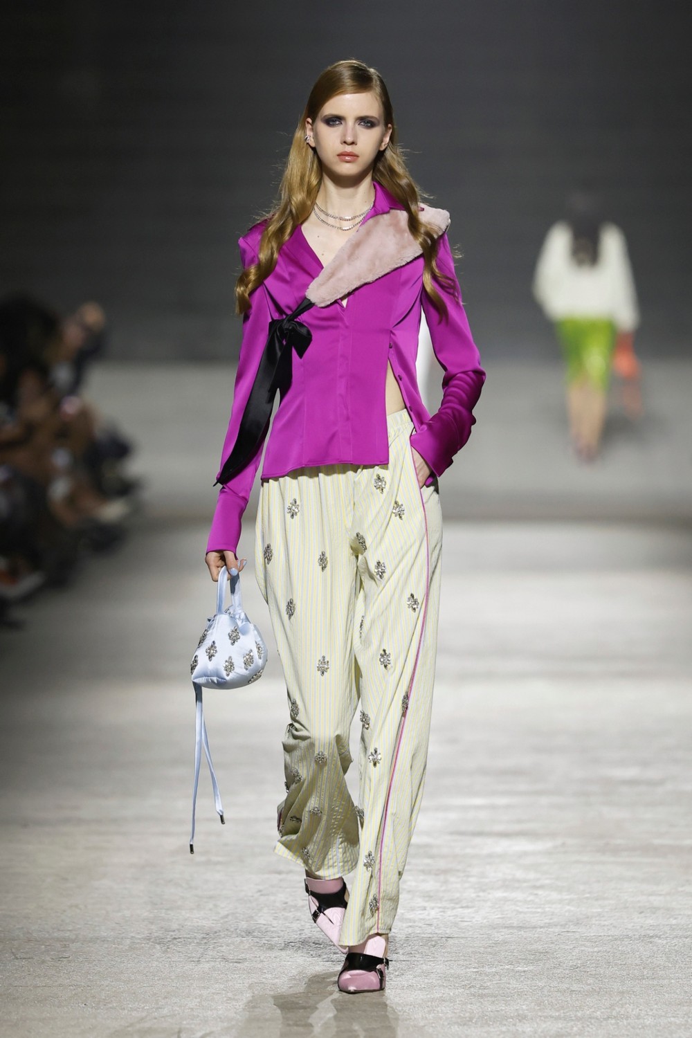 Compte Spain en 080 BCN Fashion viste la belleza con flores