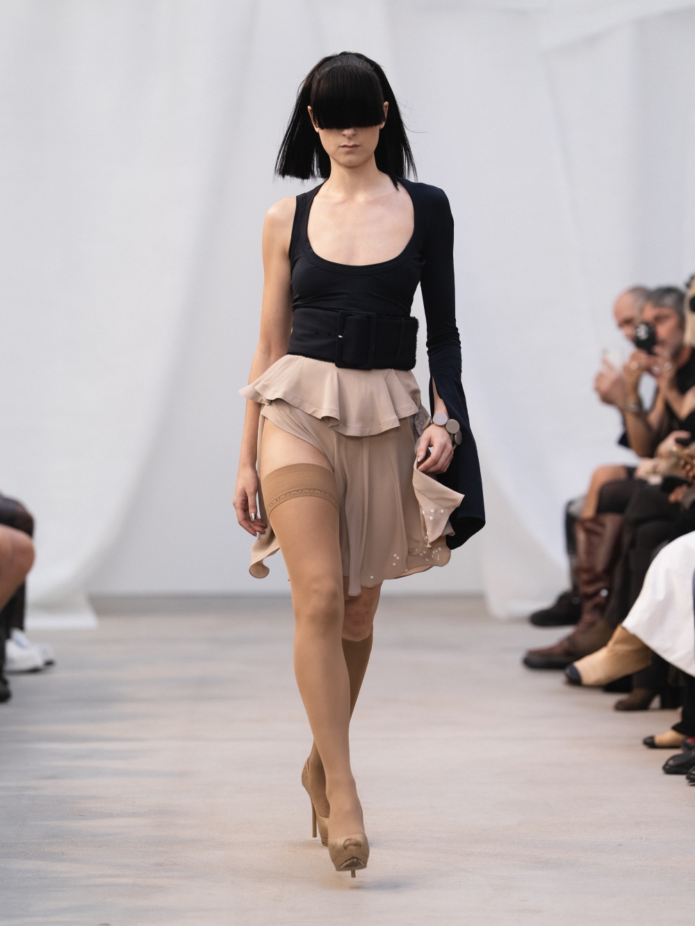 De Pino SS27: el glamour imperfecto de la ropa sencilla