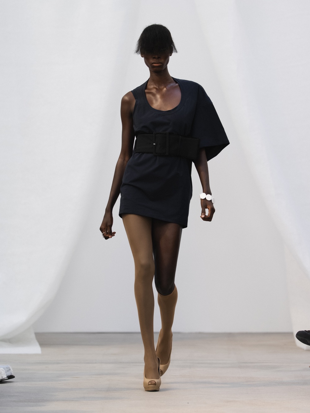 De Pino SS27: el glamour imperfecto de la ropa sencilla