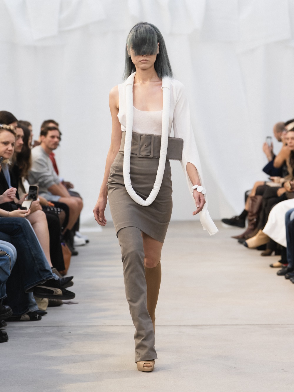 De Pino SS27: el glamour imperfecto de la ropa sencilla