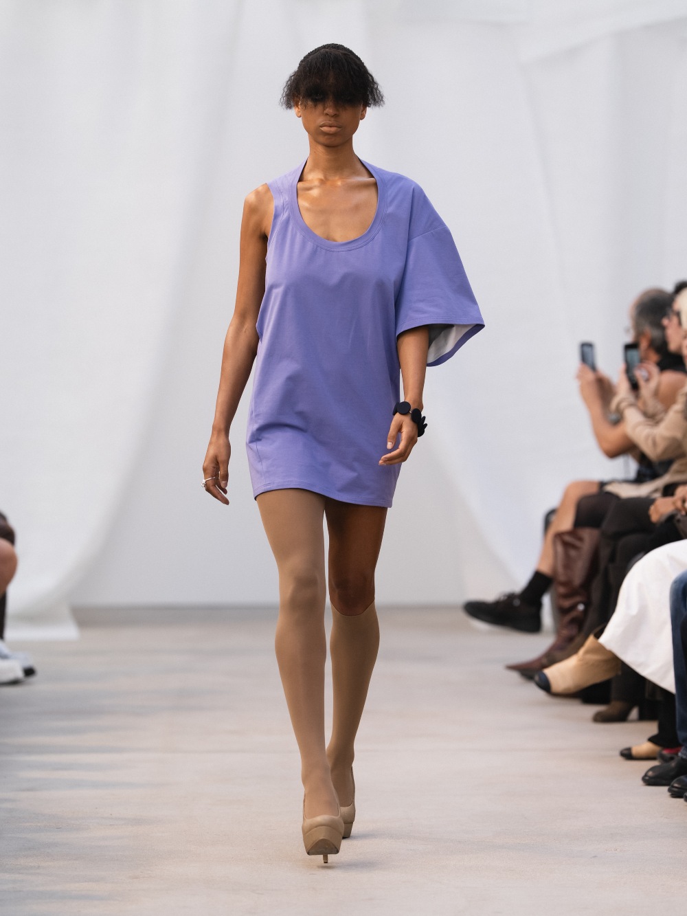 De Pino SS27: el glamour imperfecto de la ropa sencilla