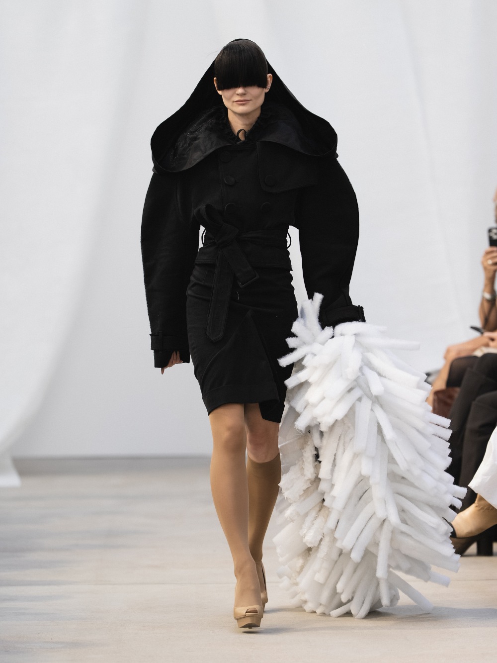 De Pino SS27: el glamour imperfecto de la ropa sencilla