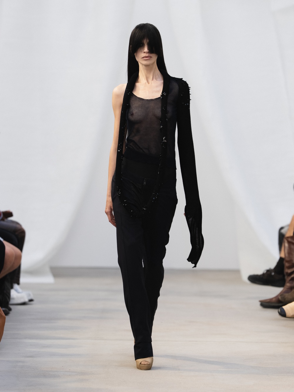 De Pino SS27: el glamour imperfecto de la ropa sencilla