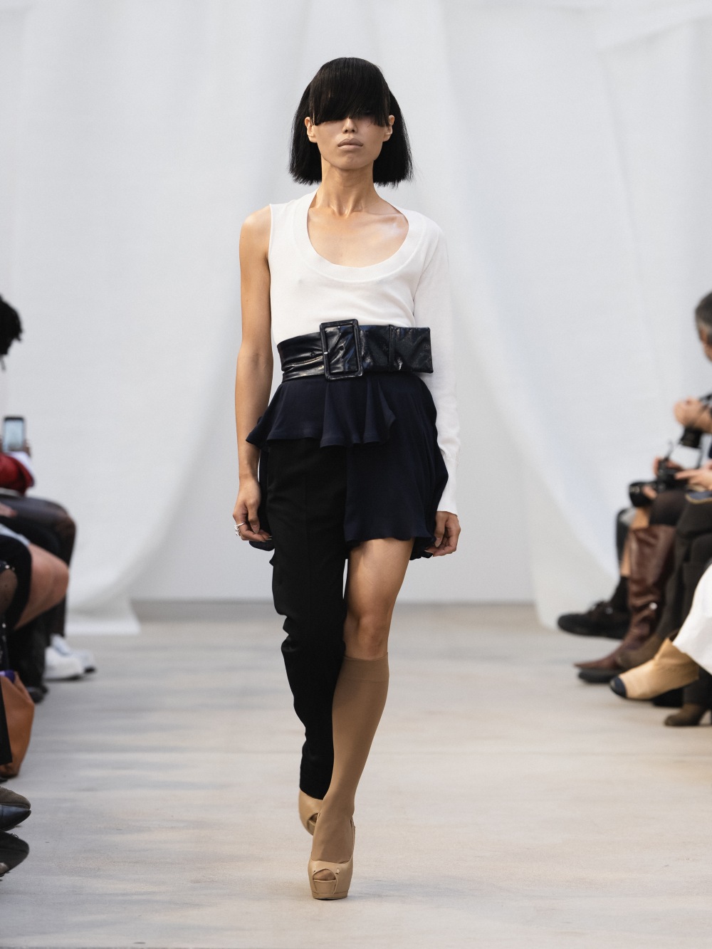 De Pino SS27: el glamour imperfecto de la ropa sencilla