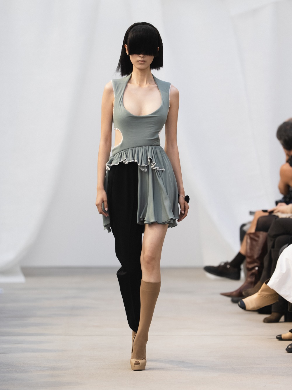 De Pino SS27: el glamour imperfecto de la ropa sencilla