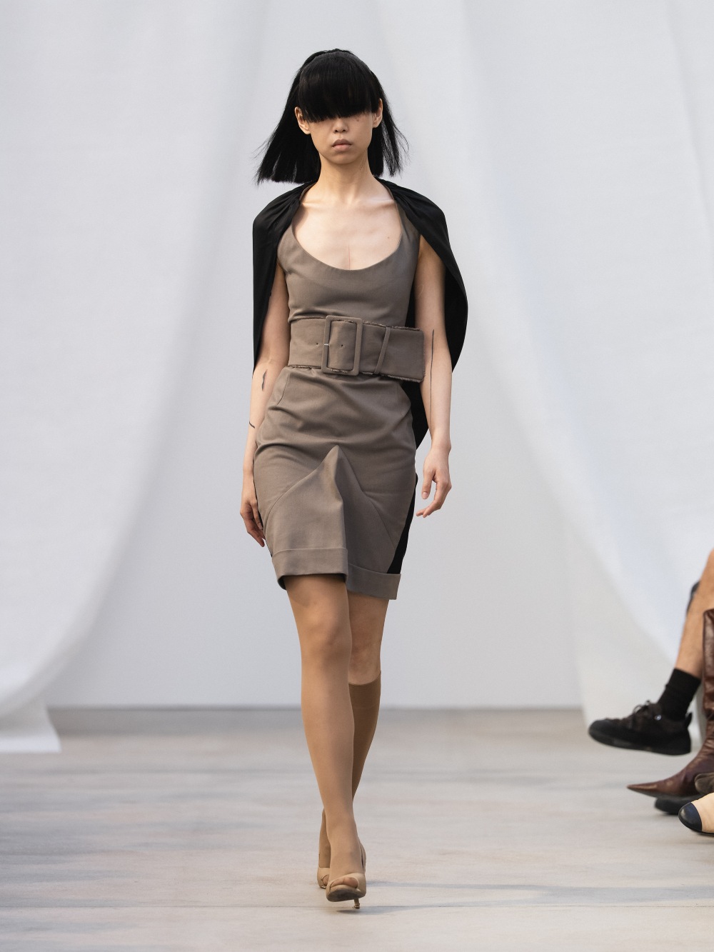 De Pino SS27: el glamour imperfecto de la ropa sencilla