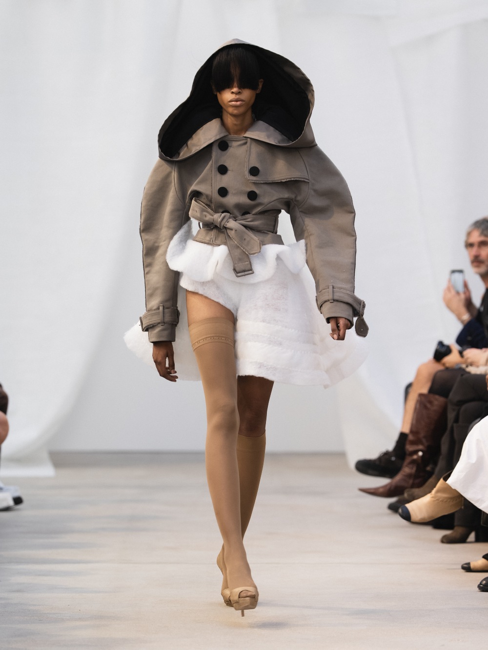 De Pino SS27: el glamour imperfecto de la ropa sencilla