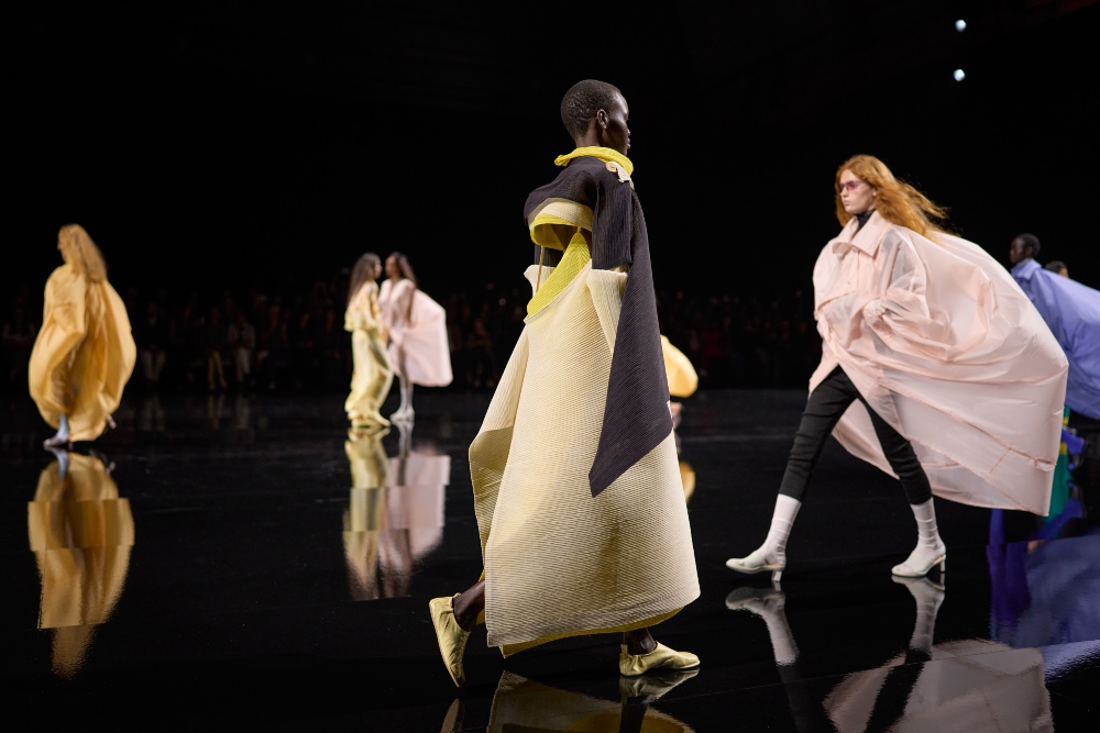 Issey Miyake SS27: convierte el aire en una silueta plisada