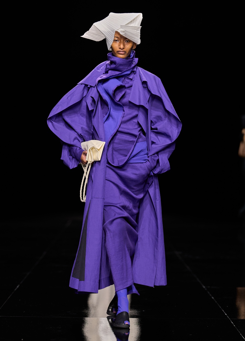 Issey Miyake SS27: convierte el aire en una silueta plisada