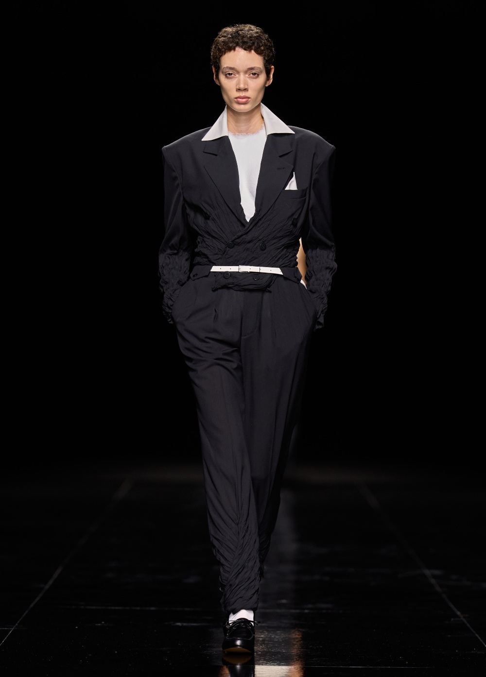 Issey Miyake SS27: convierte el aire en una silueta plisada