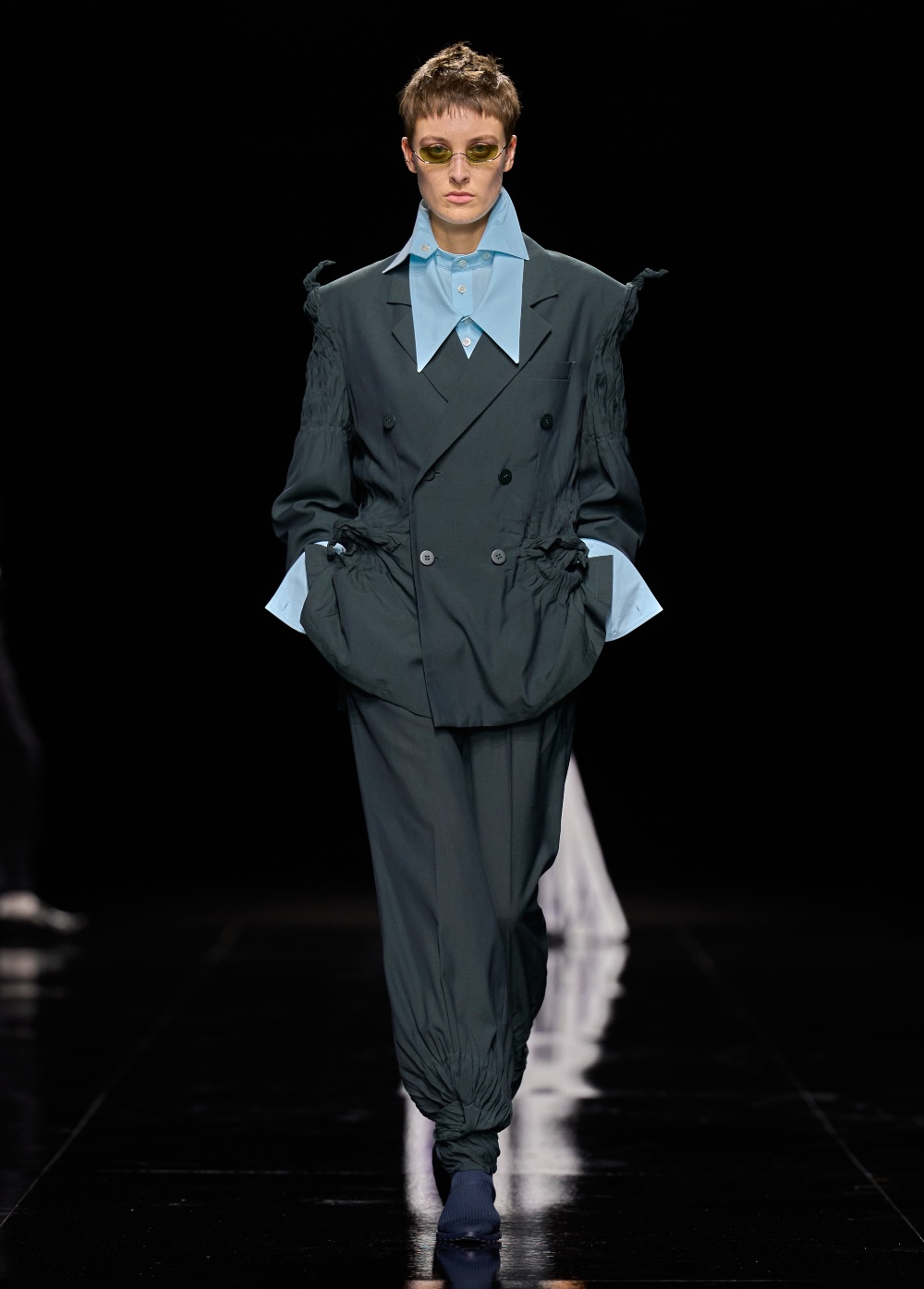 Issey Miyake SS27: convierte el aire en una silueta plisada