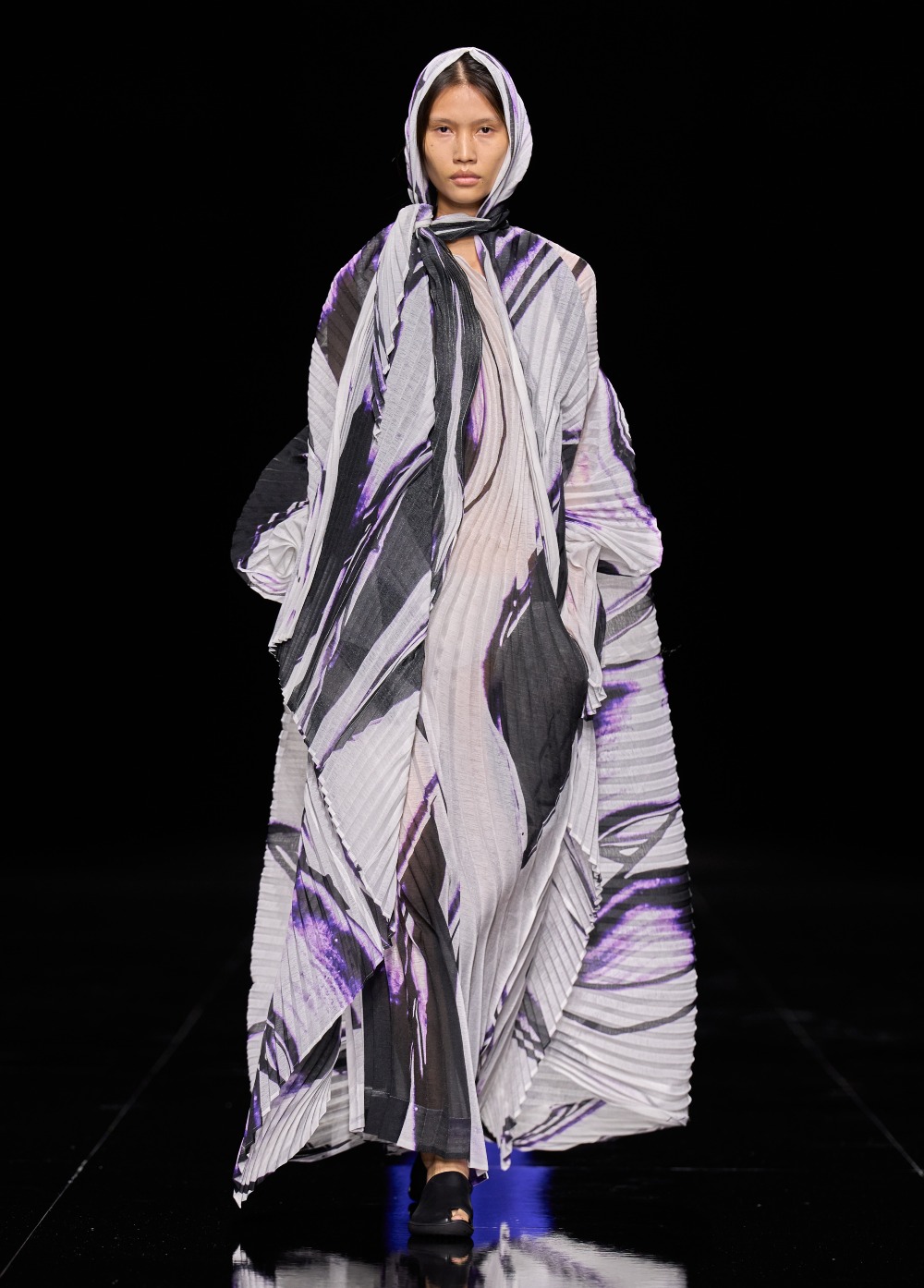 Issey Miyake SS27: convierte el aire en una silueta plisada