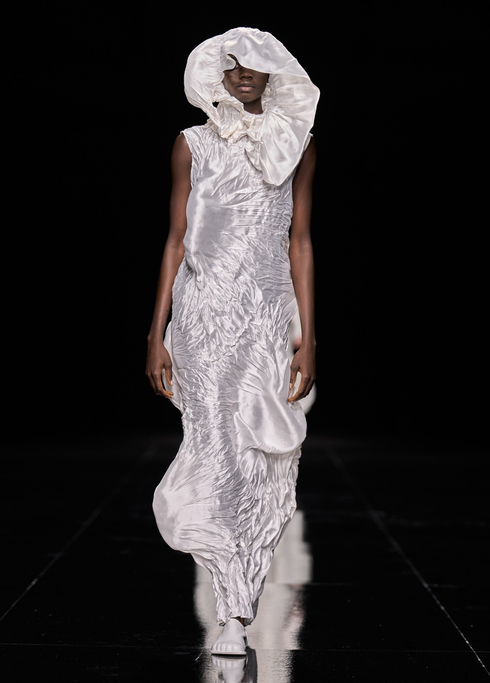 Issey Miyake SS27: convierte el aire en una silueta plisada