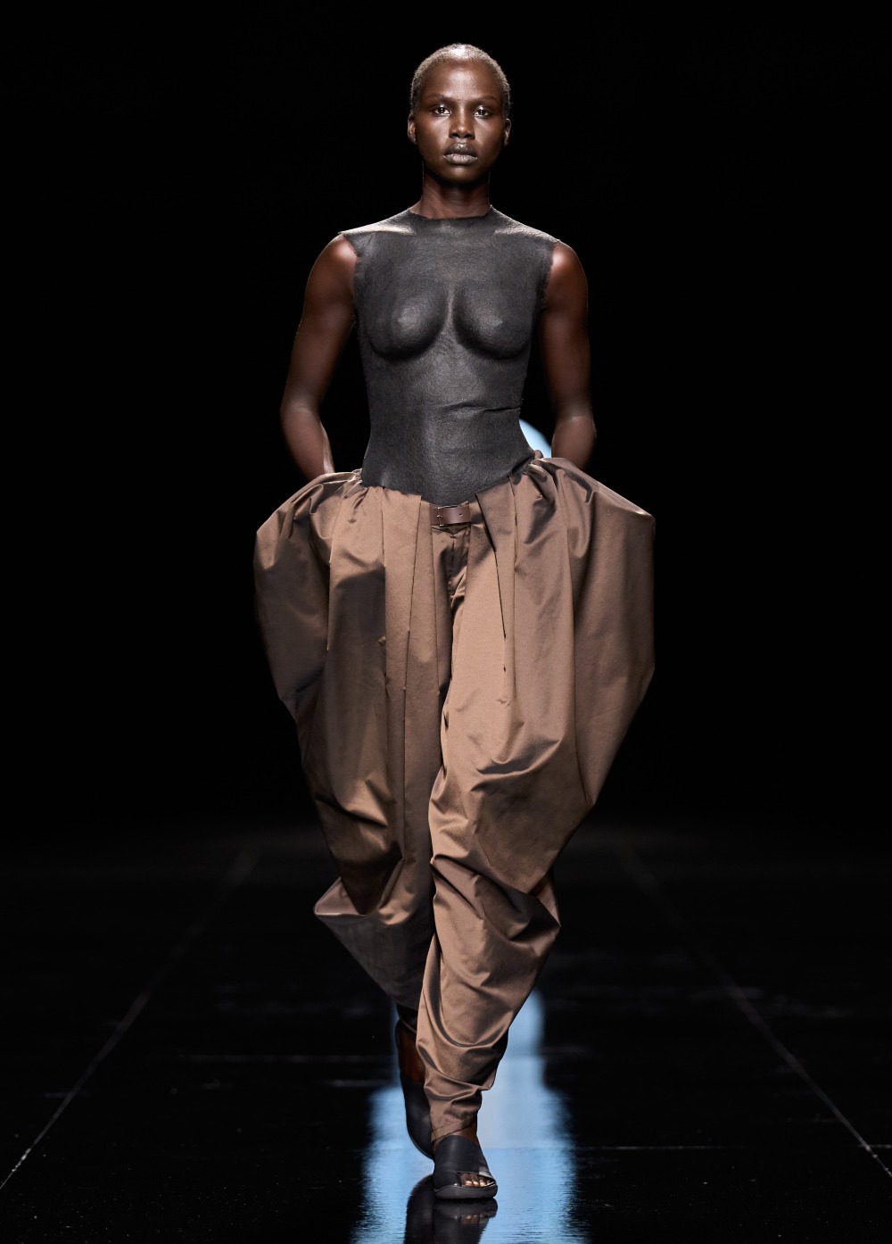 Issey Miyake SS27: convierte el aire en una silueta plisada