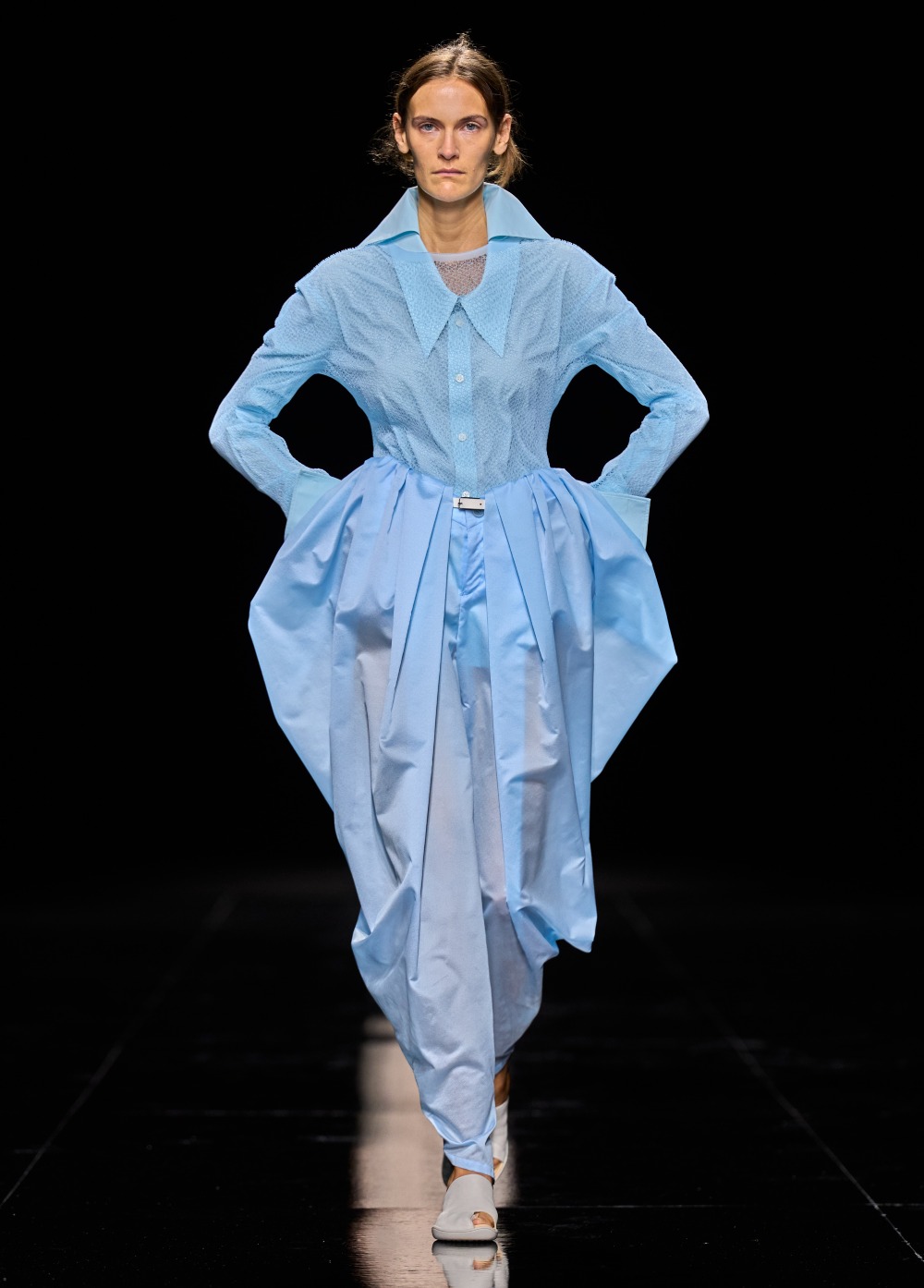 Issey Miyake SS27: convierte el aire en una silueta plisada
