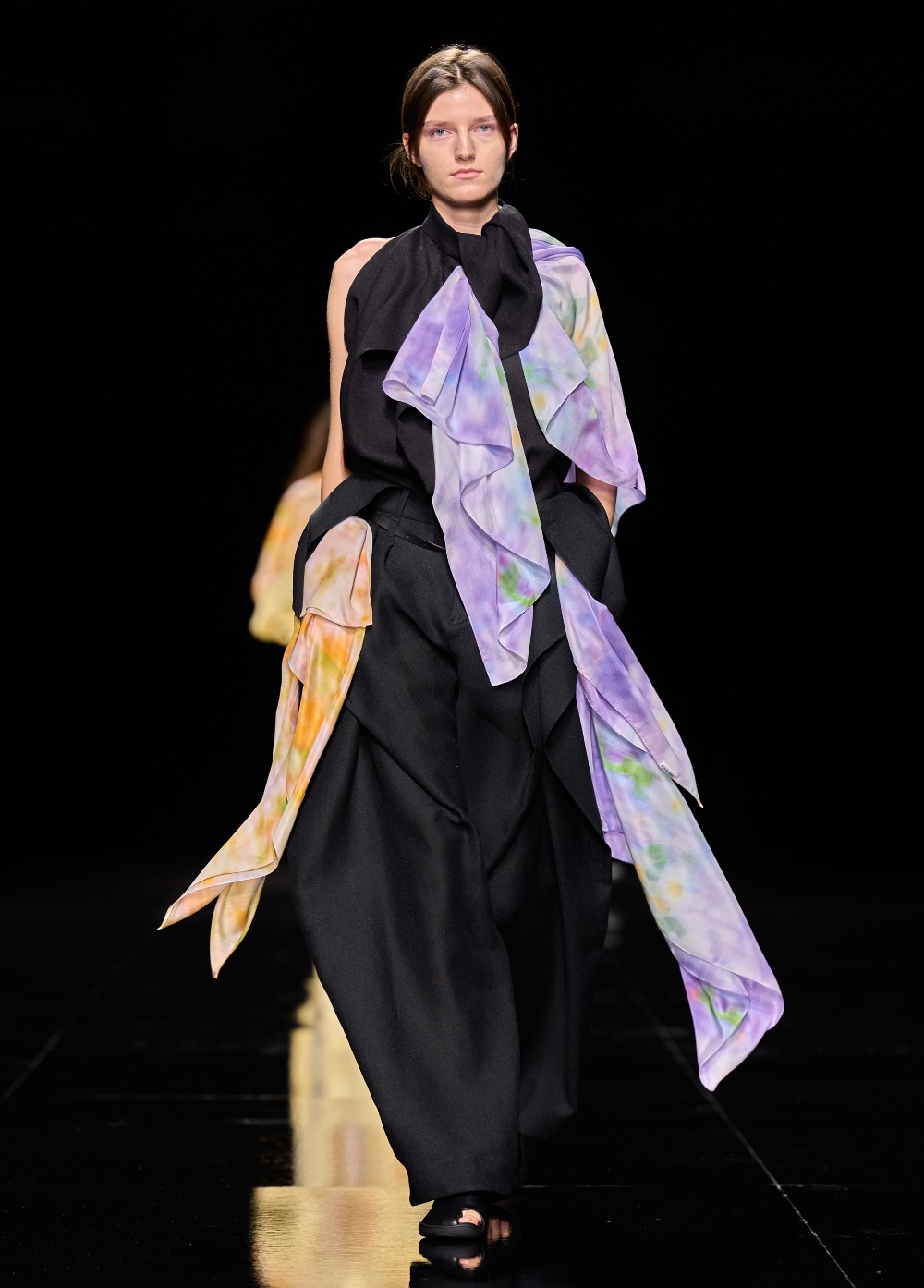 Issey Miyake SS27: convierte el aire en una silueta plisada