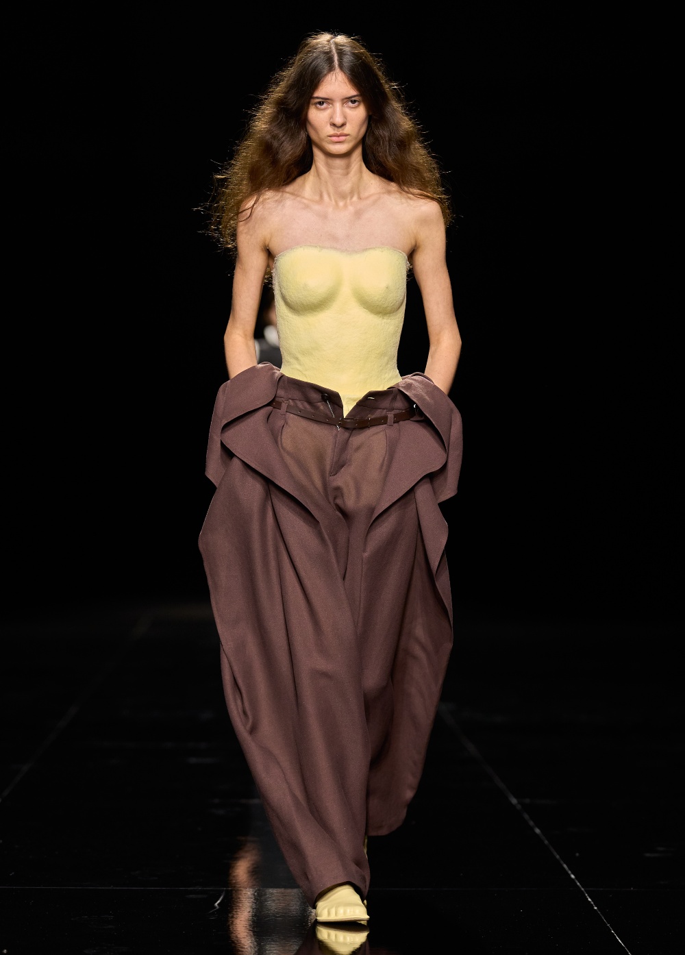 Issey Miyake SS27: convierte el aire en una silueta plisada