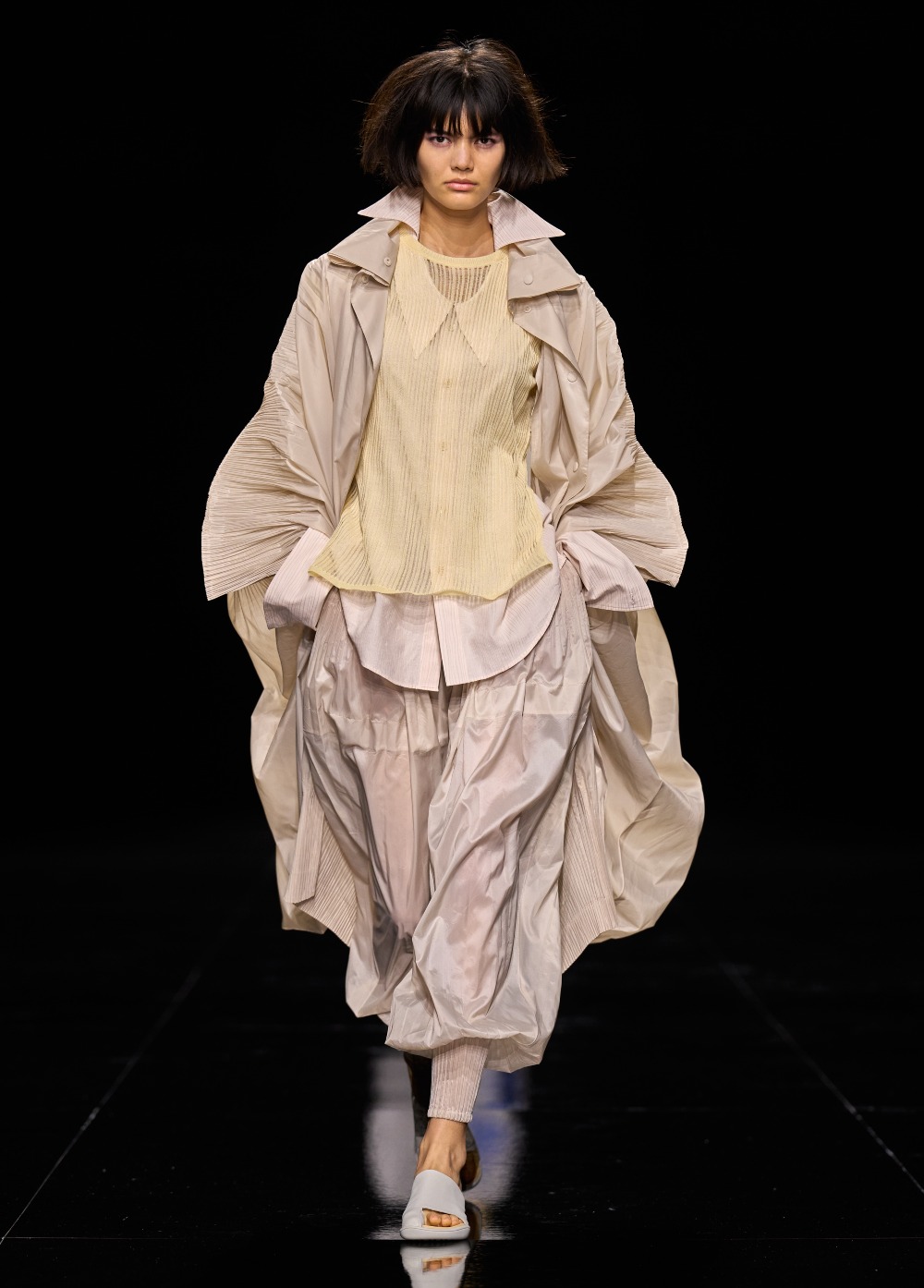 Issey Miyake SS27: convierte el aire en una silueta plisada