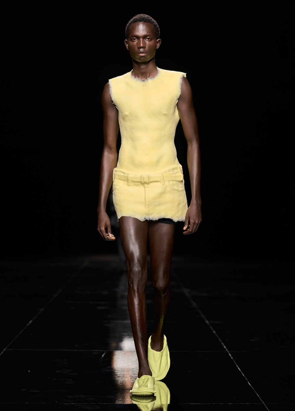 Issey Miyake SS27: convierte el aire en una silueta plisada