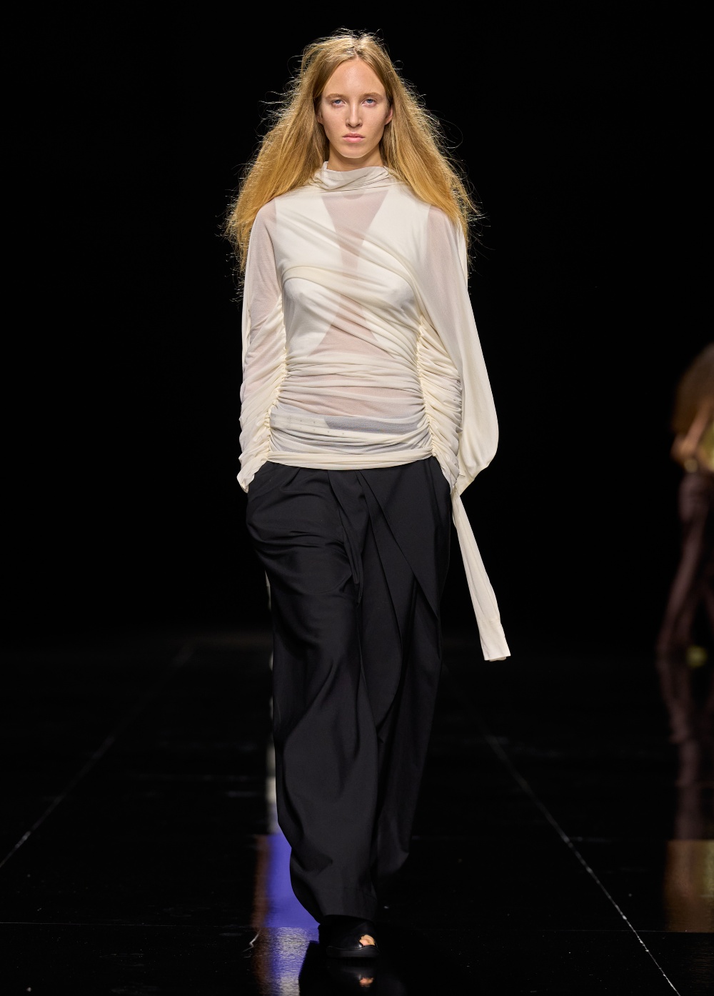 Issey Miyake SS27: convierte el aire en una silueta plisada