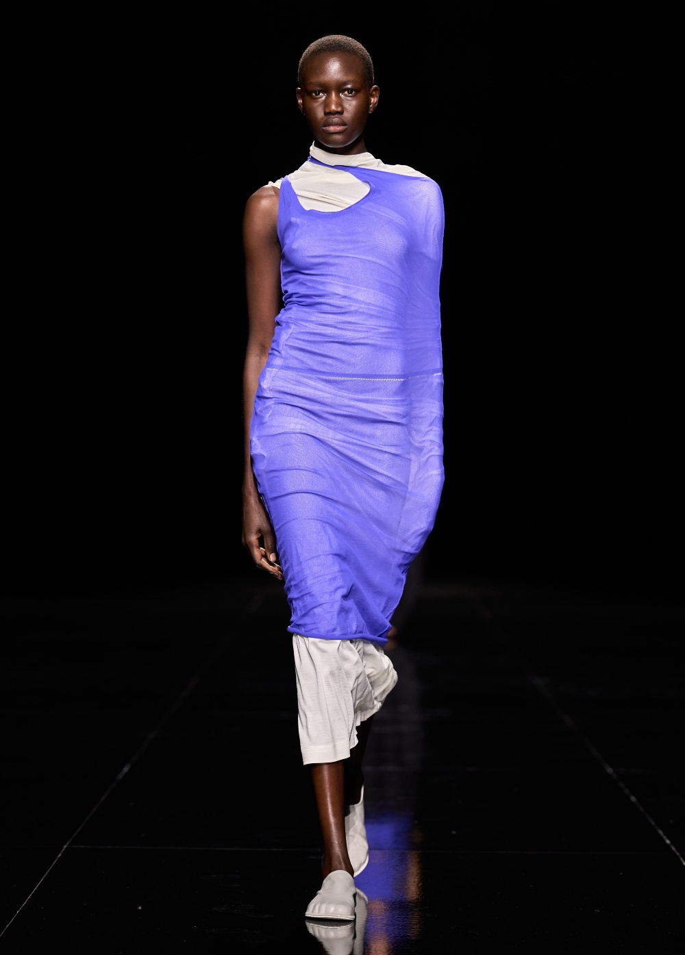 Issey Miyake SS27: convierte el aire en una silueta plisada