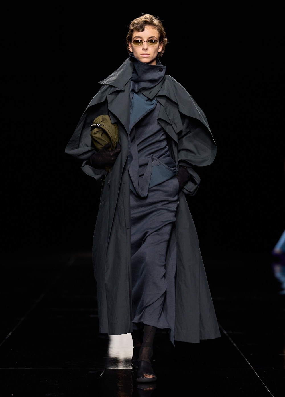 Issey Miyake SS27: convierte el aire en una silueta plisada