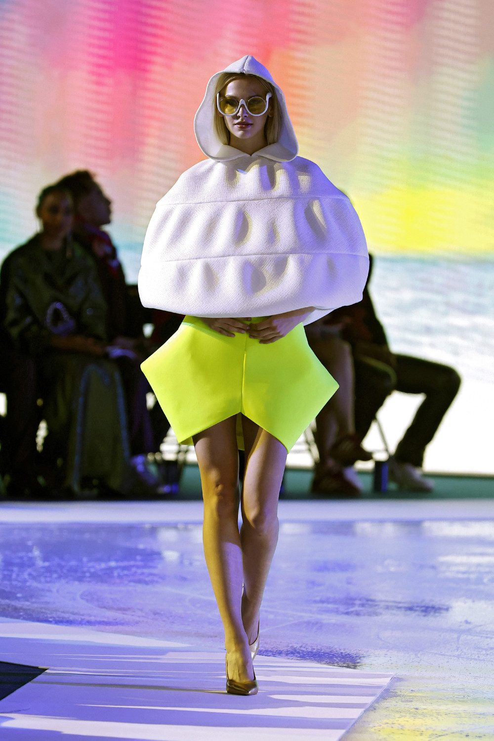 Pierre Cardin SS27: la nostalgia nunca fue tan futurista
