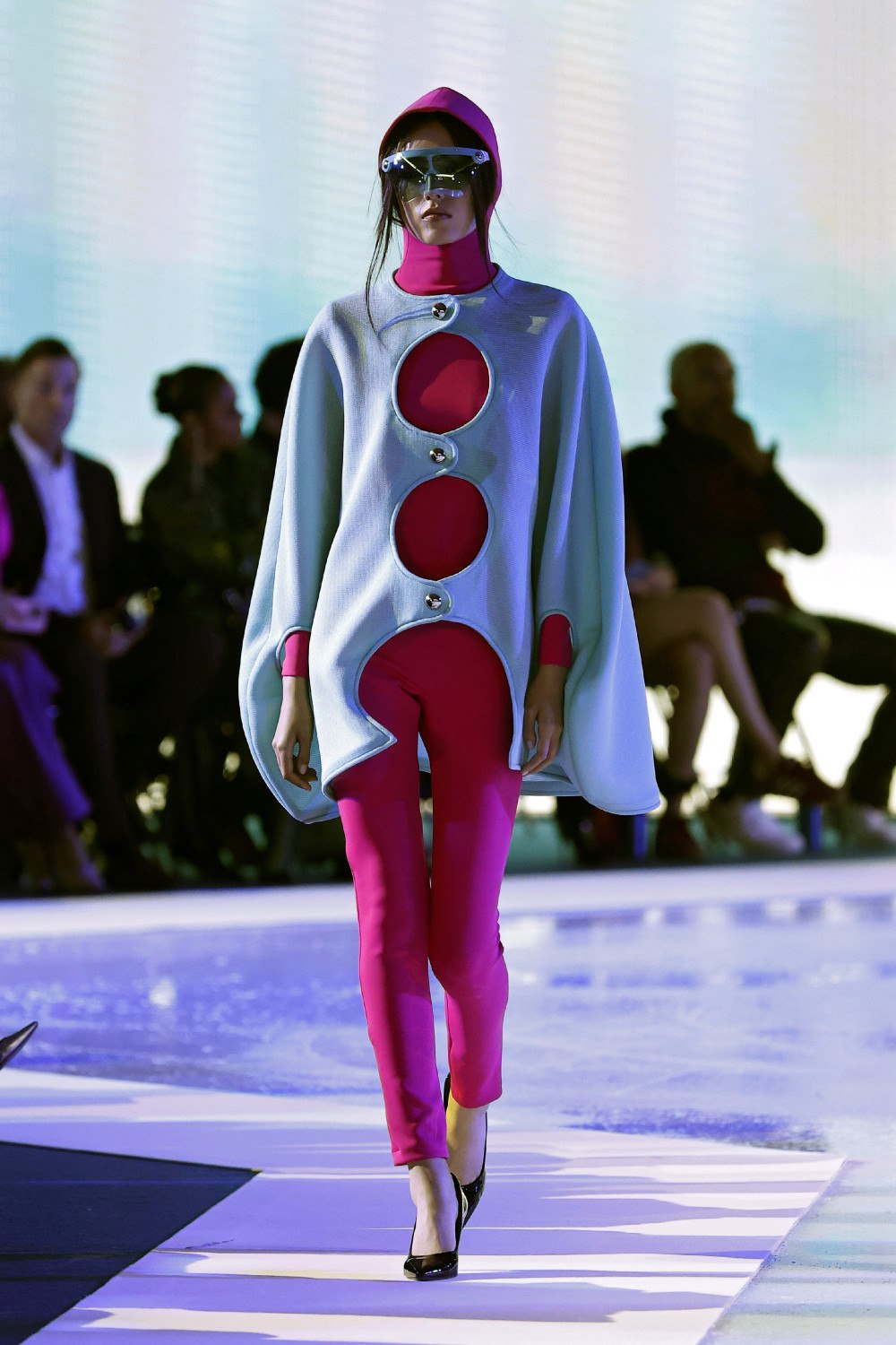 Pierre Cardin SS27: la nostalgia nunca fue tan futurista