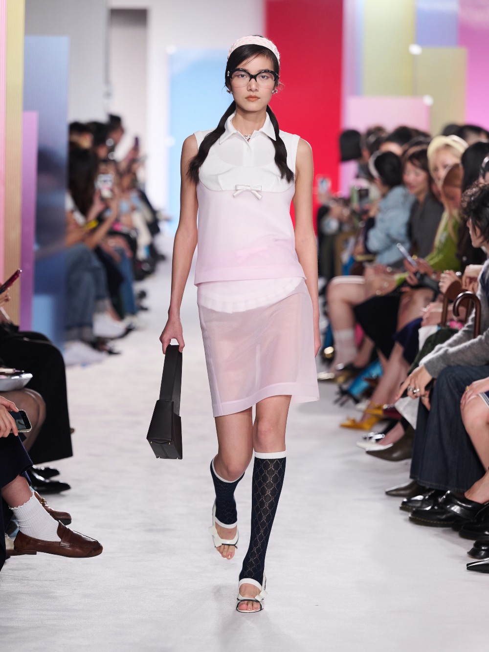 Shushu/Tong SS27: traduce la melancolía en looks setenteros