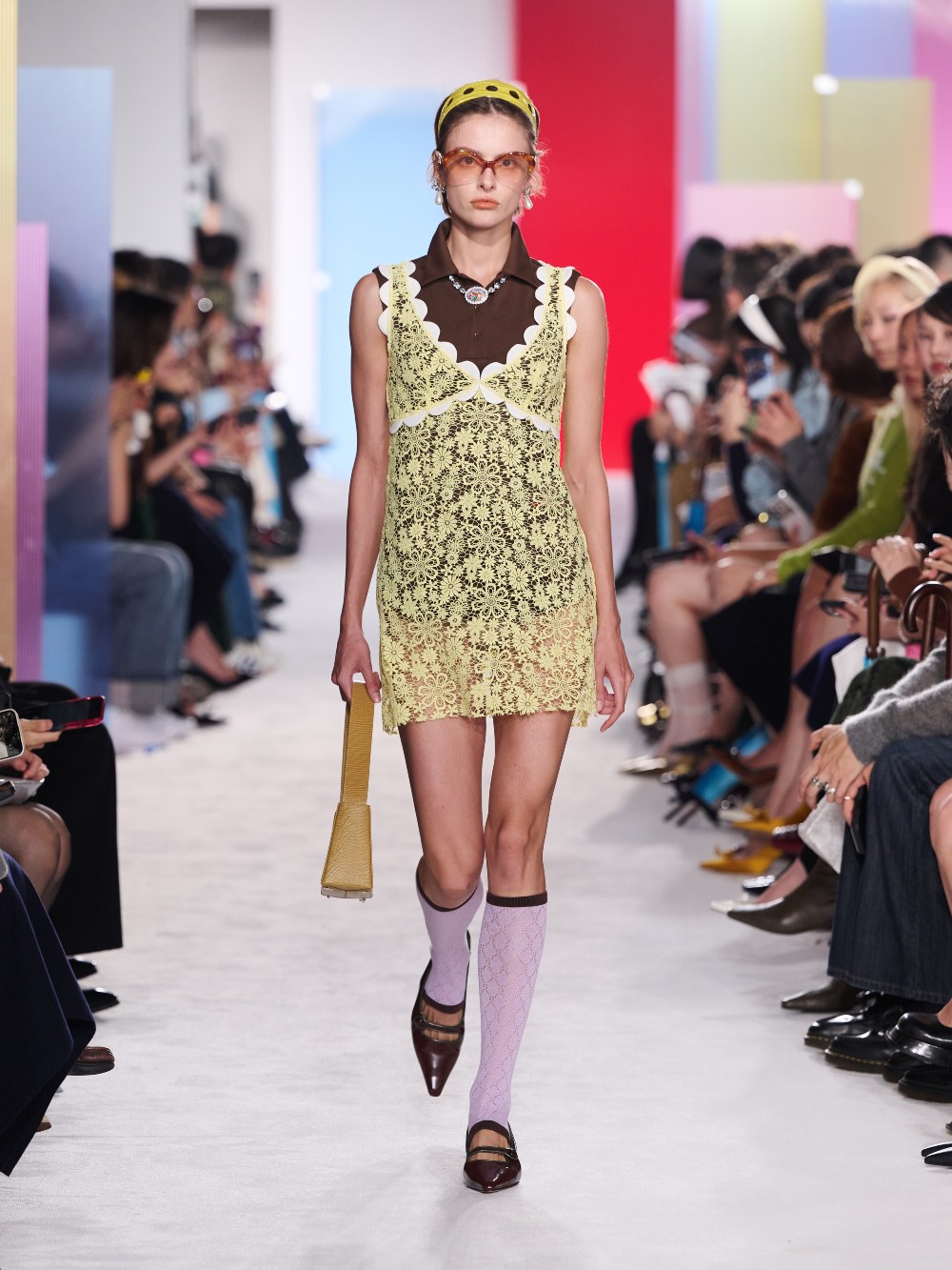 Shushu/Tong SS27: traduce la melancolía en looks setenteros