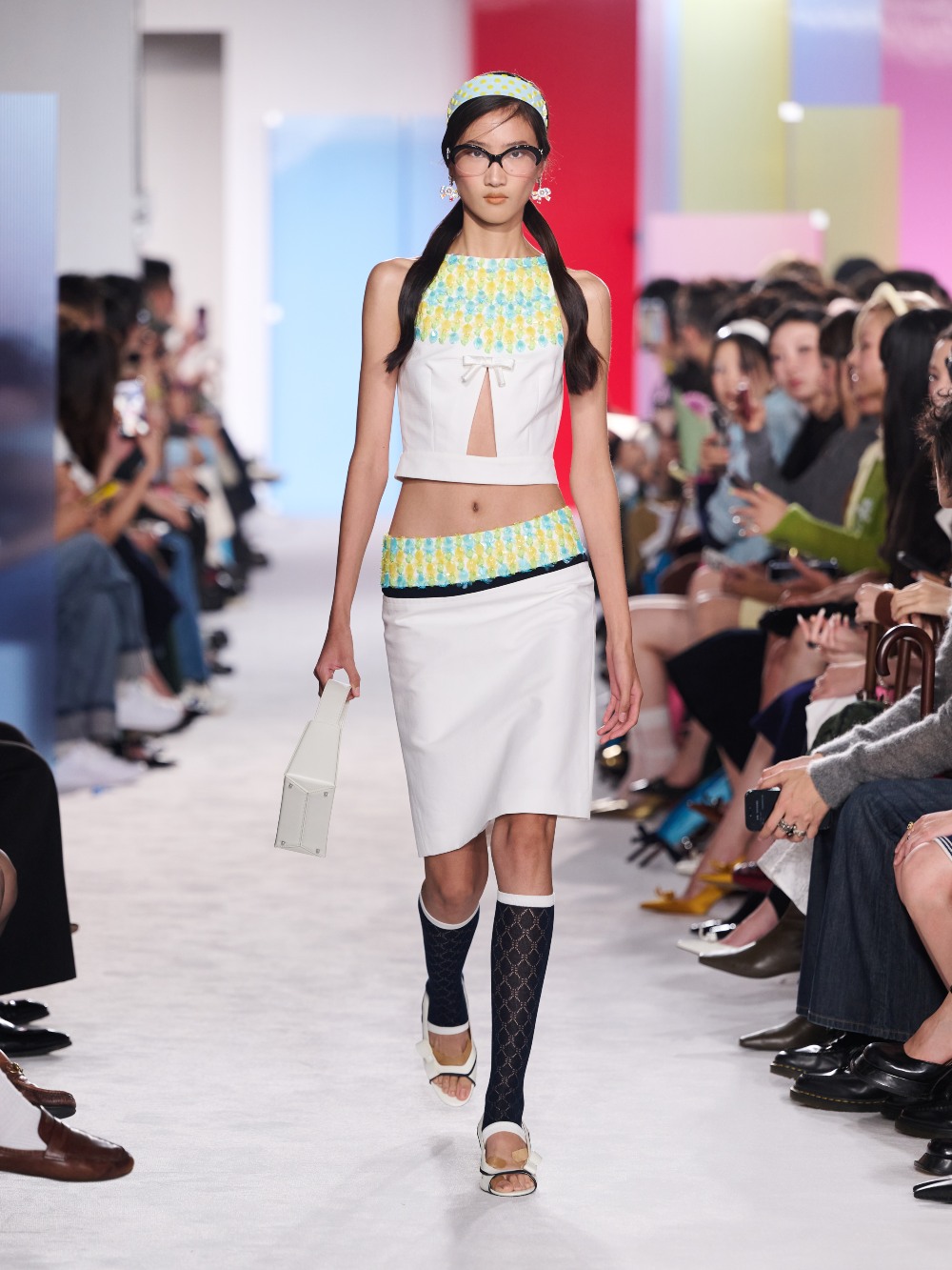 Shushu/Tong SS27: traduce la melancolía en looks setenteros
