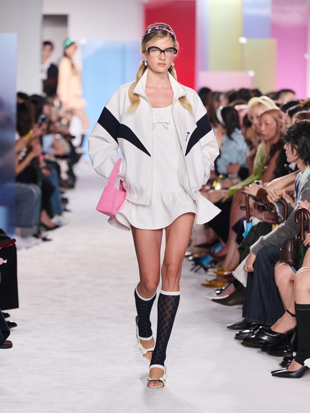 Shushu/Tong SS27: traduce la melancolía en looks setenteros