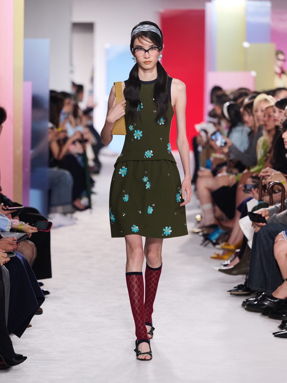 Shushu/Tong SS27: traduce la melancolía en looks setenteros