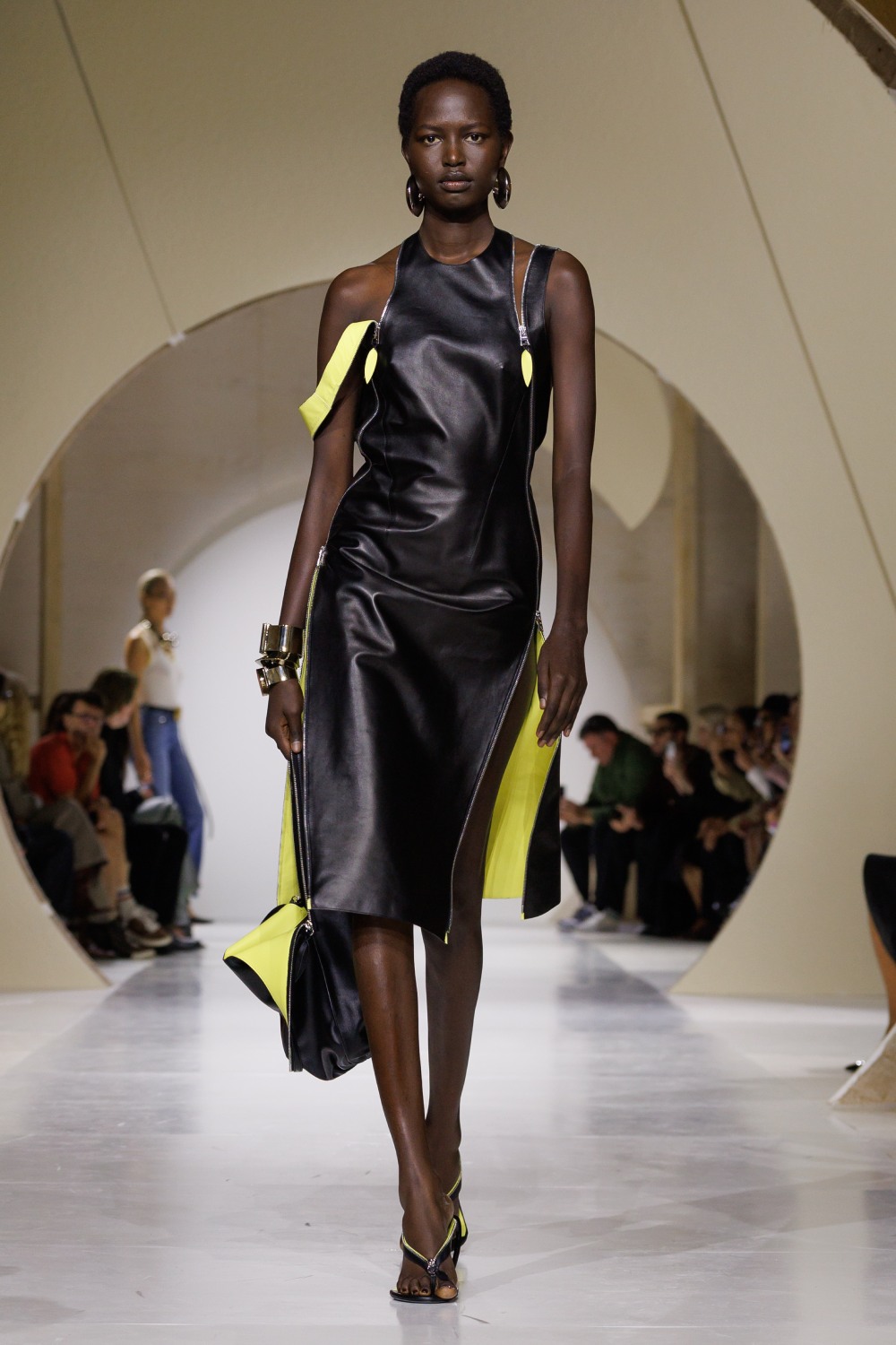 Givenchy y su armario a modo de respuesta sin rodeos