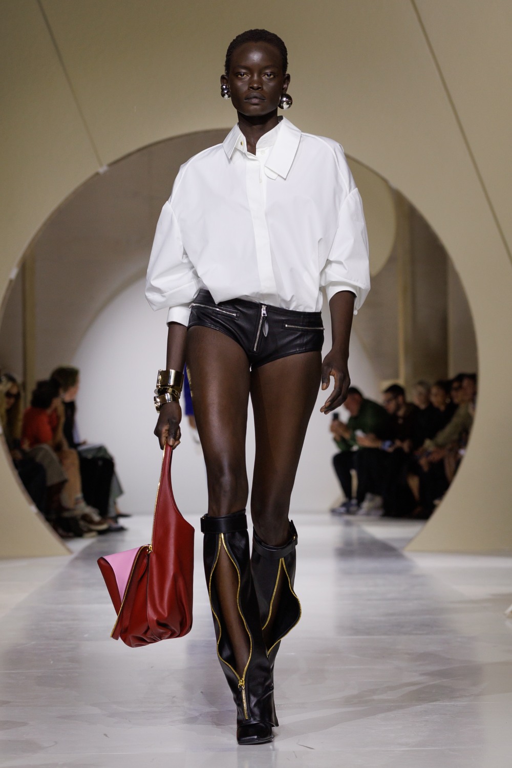 Givenchy y su armario a modo de respuesta sin rodeos