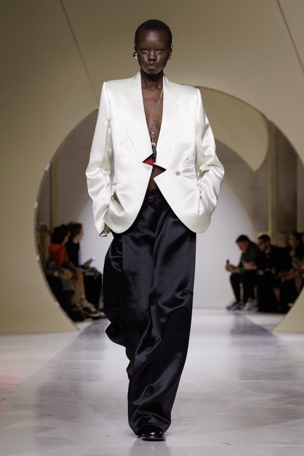 Givenchy y su armario a modo de respuesta sin rodeos