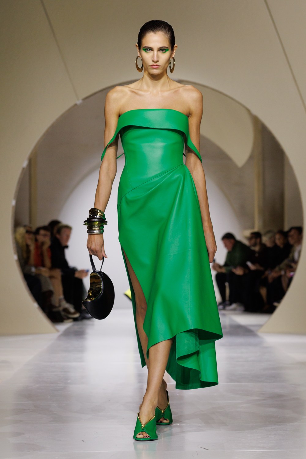 Givenchy y su armario a modo de respuesta sin rodeos