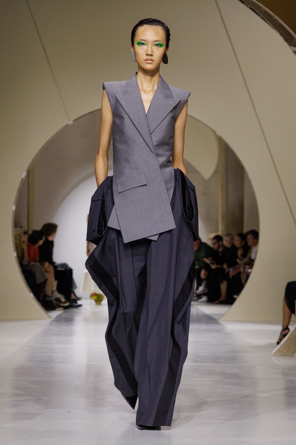 Givenchy y su armario a modo de respuesta sin rodeos