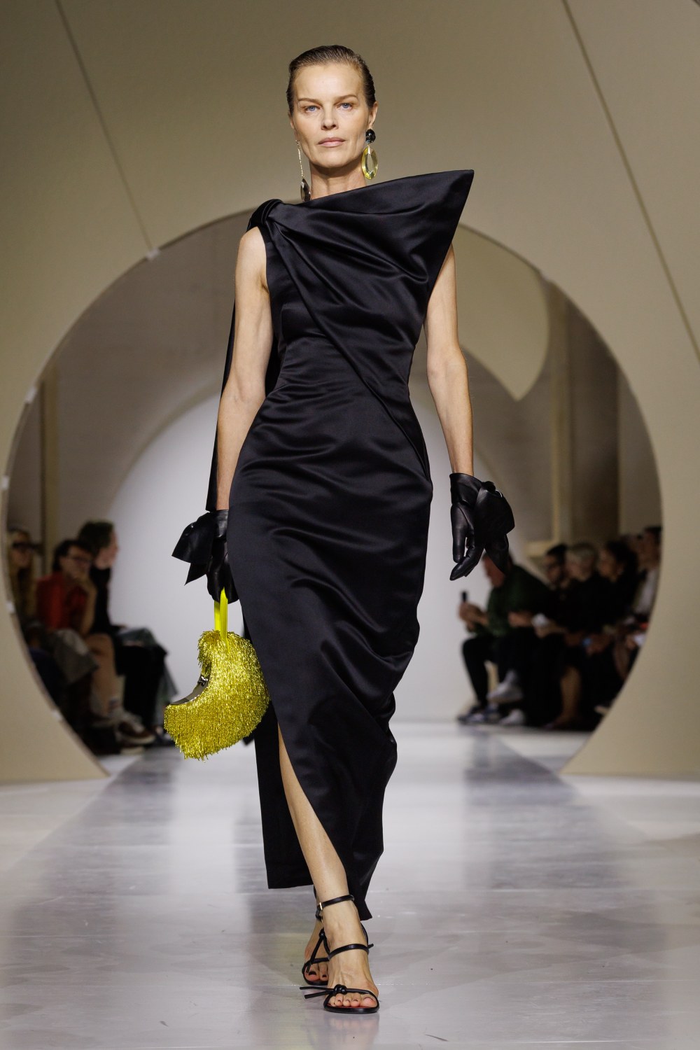 Givenchy y su armario a modo de respuesta sin rodeos
