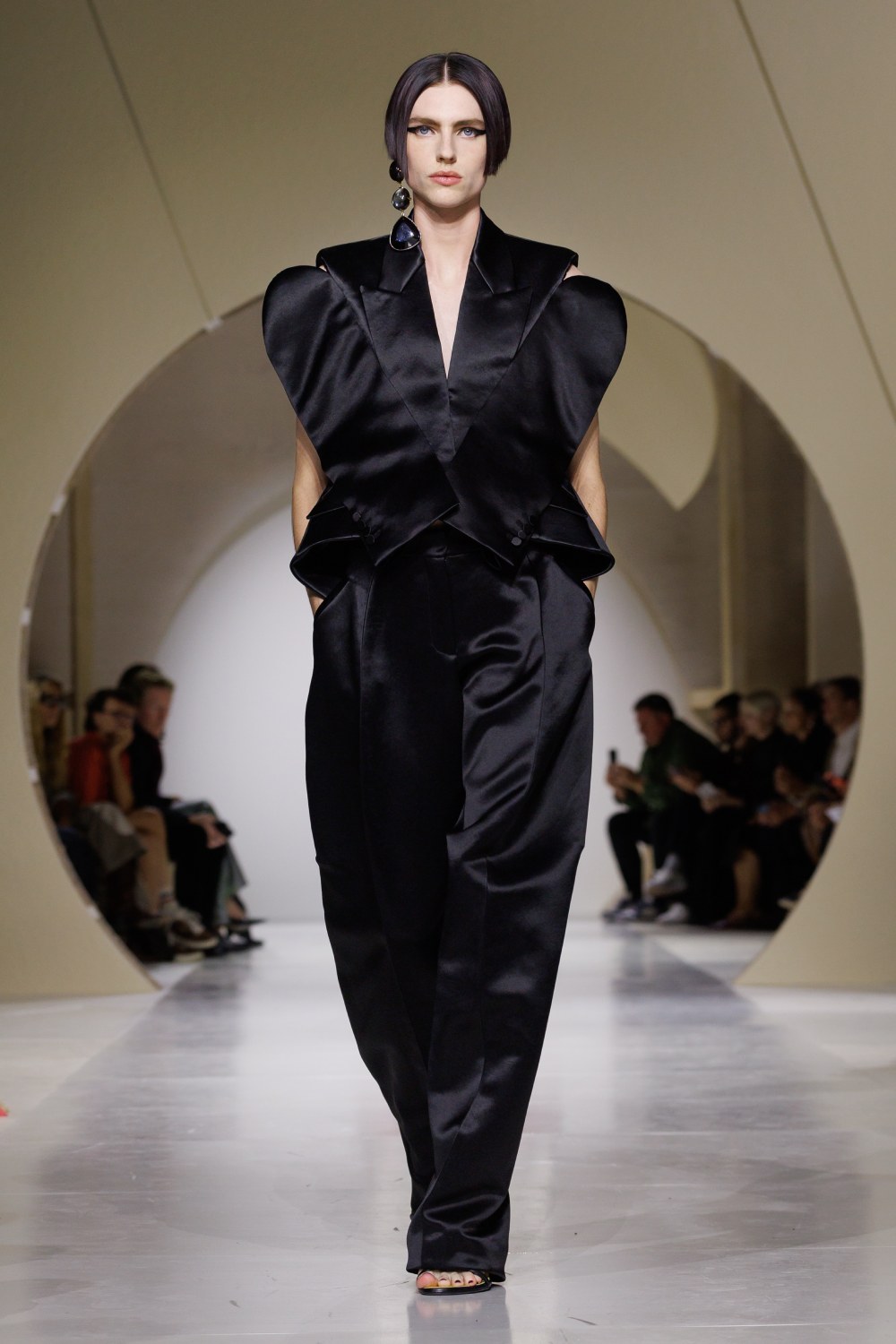 Givenchy y su armario a modo de respuesta sin rodeos