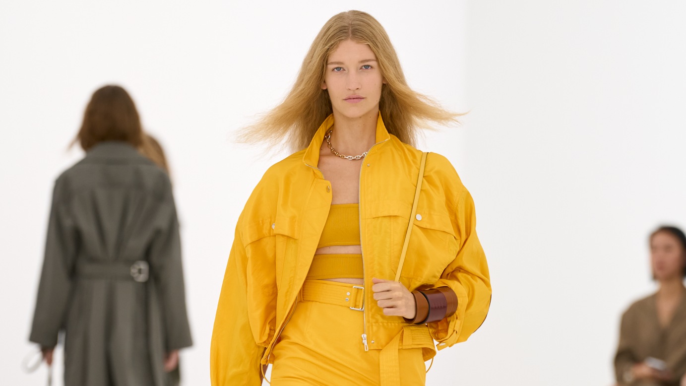 La silueta de la mujer Hermès para SS27 viene del aire