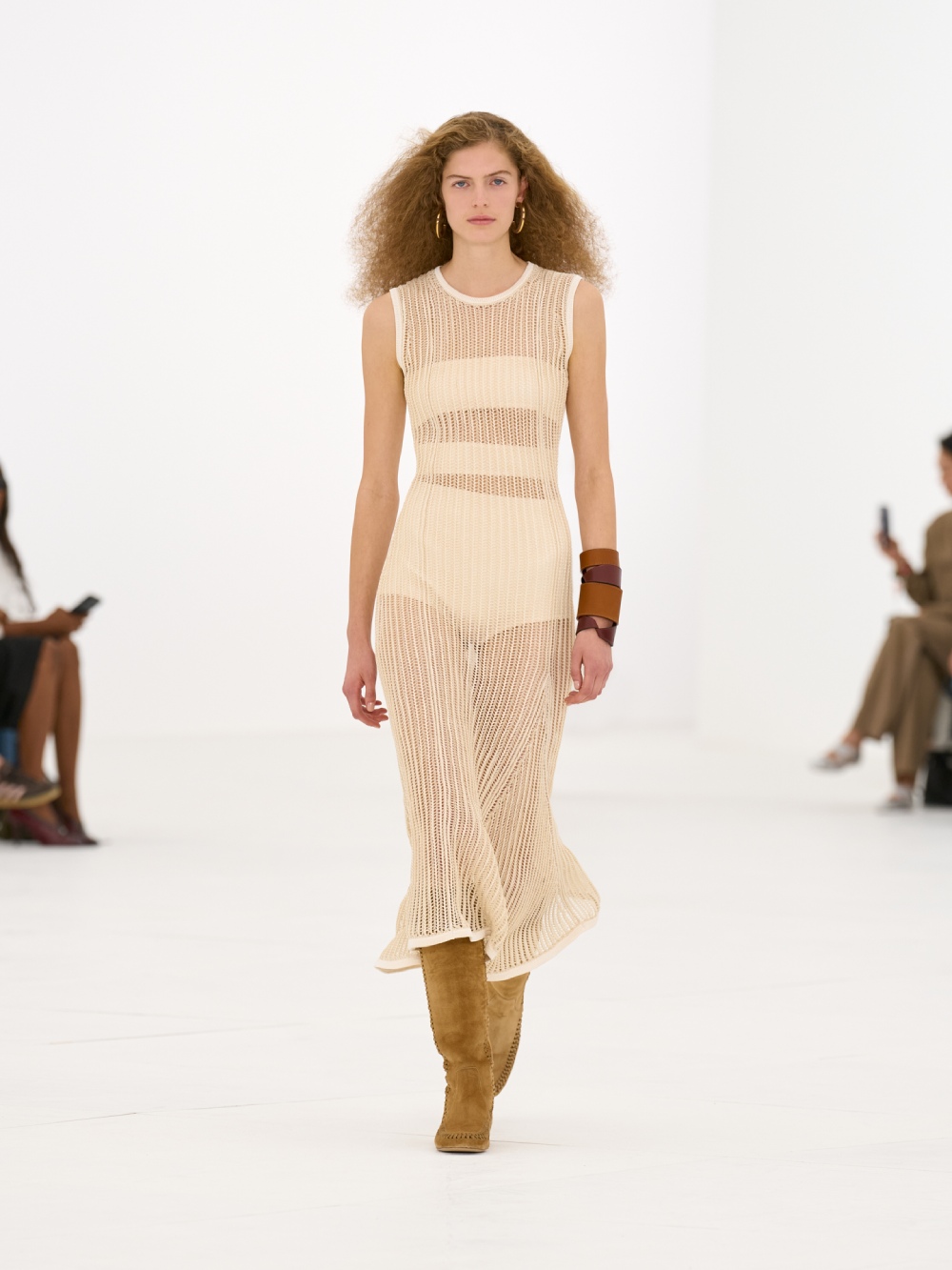 La silueta de la mujer Hermès para SS27 viene del aire