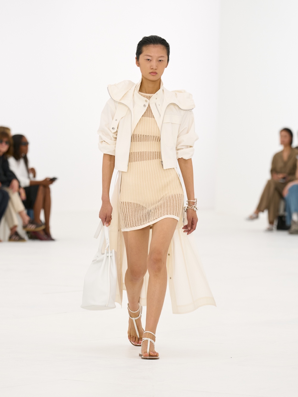 La silueta de la mujer Hermès para SS27 viene del aire