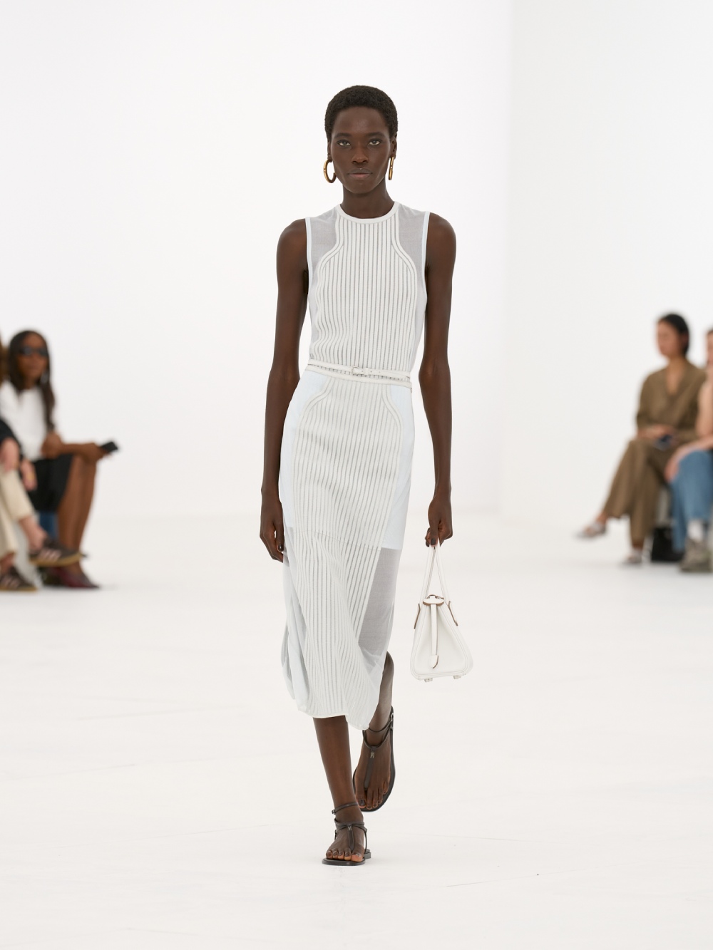 La silueta de la mujer Hermès para SS27 viene del aire